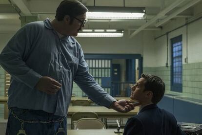 Cameron Britton e Jonathan Groff em 'Mindhunter'.