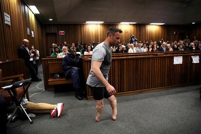 O medalhista de ouro paralímpico Oscar Pistorius recorre ao tribunal sem suas pernas protéticas durante o terceiro dia de julgamento pelo assassinato de sua namorada, Reeva Steenkamp, no Tribunal Supremo de Pretória, em 15 de junho de 2016