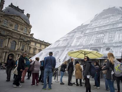 Turistas leen los carteles que indican que el Museo del Louvre permanecer&aacute; cerrado para proteger las obras de zonas en riesgo de verse inundadas.