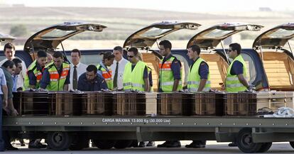 Los féretros con los restos mortales de los siete turistas españoles asesinados en un atentado en Yemen, Gabriel Tortosa, Isabel Arranz, Teresa Pérez, Antonio Pomés, Marta Borrell, Mikel Essery y Magis Álvarez, a su llegada a la base aérea de Torrrejón de Ardoz (Madrid), el 4 de julio de 2007.