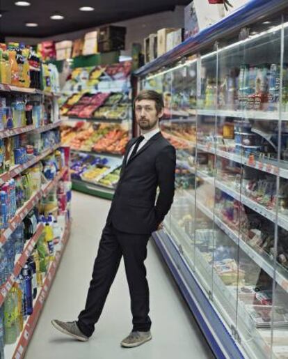 Neil Hannon posando para ICON perdido en la sección de refrigerados de un supermercado
de Madrid.