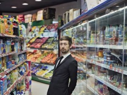 Neil Hannon posando para ICON perdido en la secci&oacute;n de refrigerados de un supermercado
 de Madrid.