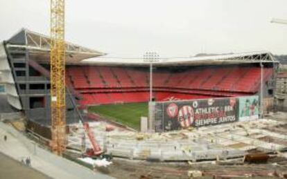 Vista de las obras, esta mañana, del nuevo campo del Athletic Club de Bilbao. La Comisión Europea (CE) anunció ayer, lunes, que abrirá esta semana una investigación oficial contra siete clubes de fútbol españoles, entre ellos el Athletic, por posibles ayudas de Estado ilegales.