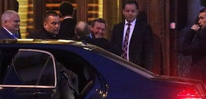 Gerhard Schröder abraza el pasado lunes a Vladimir Putin, en San Petersburgo.