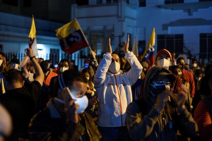 Apoiadores do candidato Andrés Arauz festejam os resultados em Quito, na madrugada desta segunda-feira.