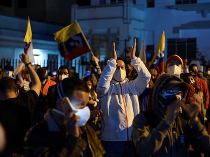 Seguidores del candidato Andrés Arauz celebran los resultados en Quito, este lunes por la madrugada.
