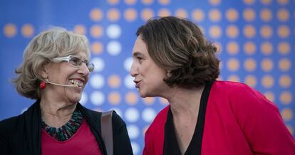 La alcaldesa de Madrid, Manuela Carmena, con la regidora de Barcelona, Ada Colau. 