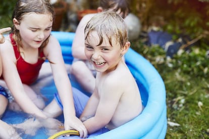 Niños disfrutan de un día de verano. 