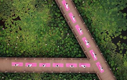 Vista aérea de una sesión de yoga en Yangzhou (China), el 18 de junio de 2018.