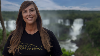 La activista brasileña, Yara Barros, frente a las cascadas de Iguazú.