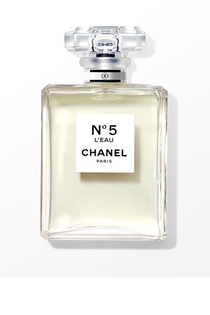 'L'eau Nº5' de Chanel, la versión renovada y actualizada del mítico perfume Nº5 de la maison. Si te gustan las fragancias cítricas y frescas, tienes que probarla (70,95 euros/50 ml).