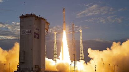 Despegue del cohete Vega con el satélite Earth Explorer Aeolusdesde la plataforma del puerto espacial en Kourou (Guayana Francesa) . 