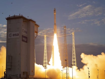 Despegue del cohete Vega con el satélite Earth Explorer Aeolusdesde la plataforma del puerto espacial en Kourou (Guayana Francesa) . 