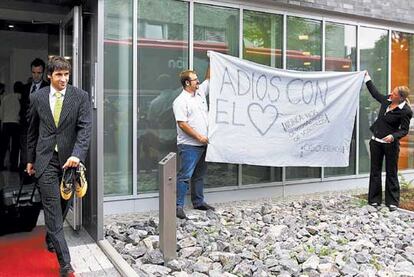 Raúl abandona el hotel de la concentración española en Kamen, cerca de Dortmund, mientras unos aficionados le despiden con una pancarta en la que se lee <b>"Adiós con el corazón".</b>