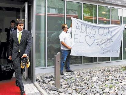 Raúl abandona el hotel de la concentración española en Kamen, cerca de Dortmund, mientras unos aficionados le despiden con una pancarta en la que se lee <b>"Adiós con el corazón".</b>