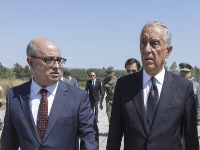 De izquierda a derecha, el ministro de Defensa, Azeredo Lopes, el presidente Rebelo de Sousa y el Jefe del Ej&eacute;rcito, Rovisco Duarte.