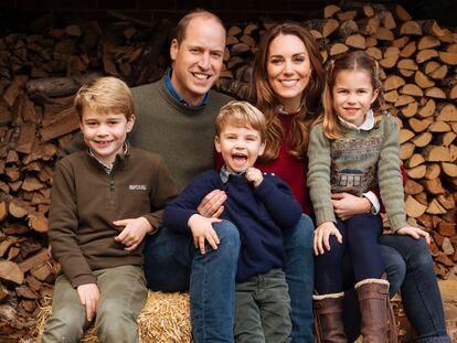 La felicitación navideña de los duques de Cambridge y sus hijos, Jorge, Luis y Carlota (de izquierda a derecha).