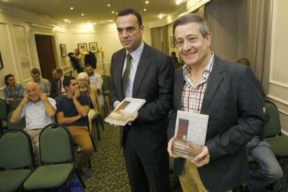 Rubén Múgica, de UPyD y Covite, junto al navarro Salvador Ulayar, víctima del terrorismo y autor del libro 'Morir para contarlo', en la presentación del ejemplar en San Sebastián.