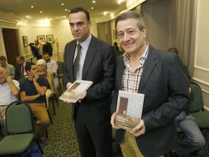 Rubén Múgica, de UPyD y Covite, junto al navarro Salvador Ulayar, víctima del terrorismo y autor del libro 'Morir para contarlo', en la presentación del ejemplar en San Sebastián.