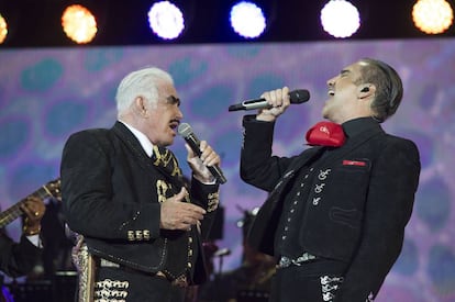 Vicente y Alejandro Fernndez durante el concierto.