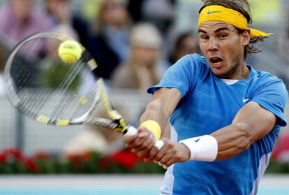 Nadal devuelve la bola a Federer durante la final del Masters 1000 de Madrid de tenis, en la Caja Mágica de la capital española. Nadal venció por 6-4 y 7-6.