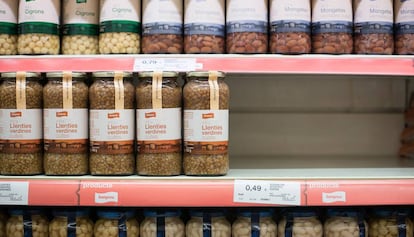 Espai que ocupaven els productes retirats en un supermercat Bonpreu.