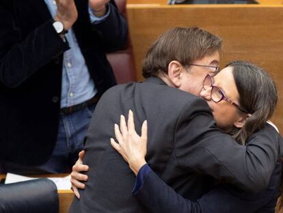 Antes del final de la sesión, el presidente Ximo Puig y la vicepresidenta, Mónica Oltra, se han felicitado por la aprobación de los presupuestos.