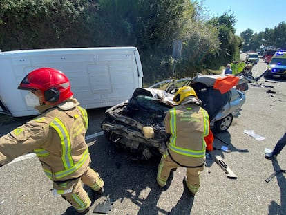 Excarcelación de una persona tras un aparatoso accidente en Redondela (Pontevedra) en octubre.