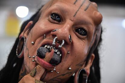 Un hombre muestra sus piercings durante la Semana del Tatuaje de Sao Paulo en Sao Paulo, Brasil, el 25 de octubre de 2019.