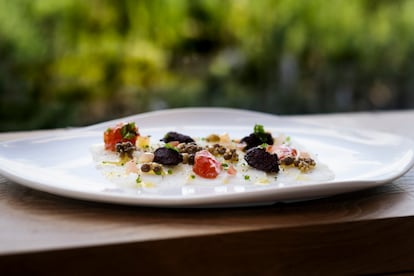 La presentación de la 'esqueixada' en el nuevo restaurante de cocina catalana de los hermanos Roca.