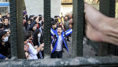 Universitários protestam em universidade Teerã.