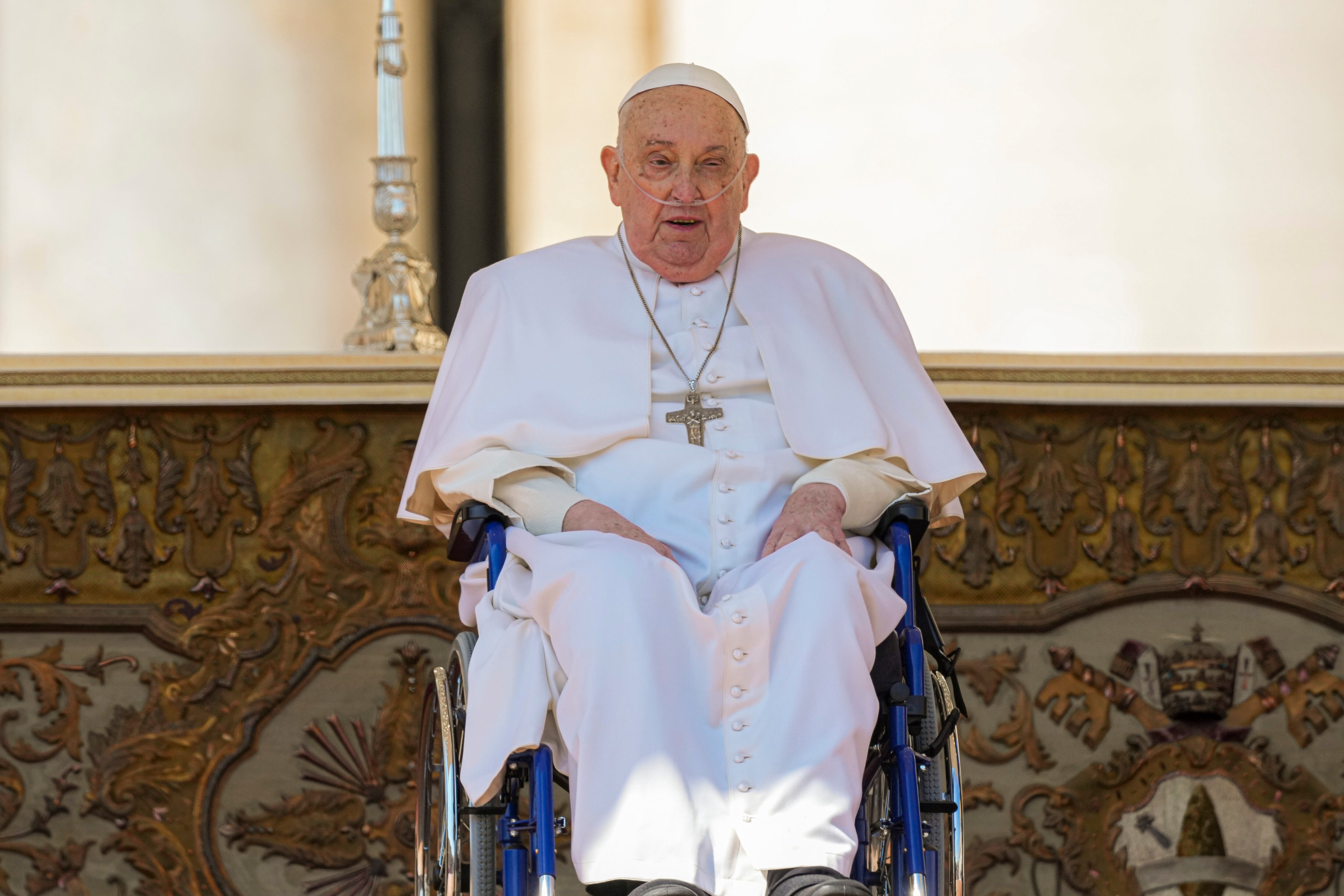 El Papa reaparece en la plaza de San Pedro tras abandonar el hospital: “Afrontar juntos el sufrimiento nos hace más humanos”