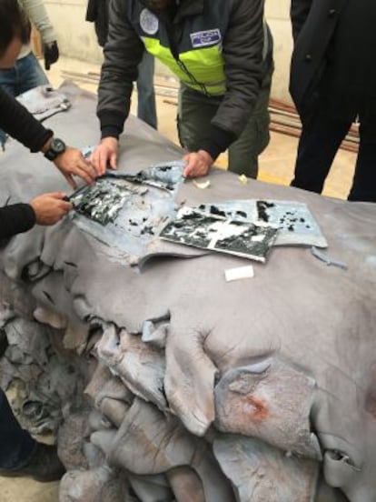 Paquetes de cocaína ocultos en un cargamento de pieles.