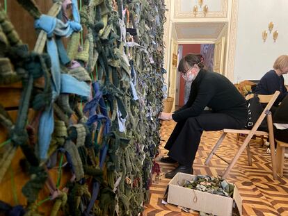 En la biblioteca municipal de Lviv, decenas de voluntarios confeccionan a mano las redes de camuflaje que las tropas ucranias usan en las trincheras. 
