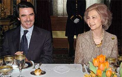 La reina Sofía y José María Aznar, durante el almuerzo que ofrecieron ayer los Reyes al Gobierno en funciones en el palacio Real.
