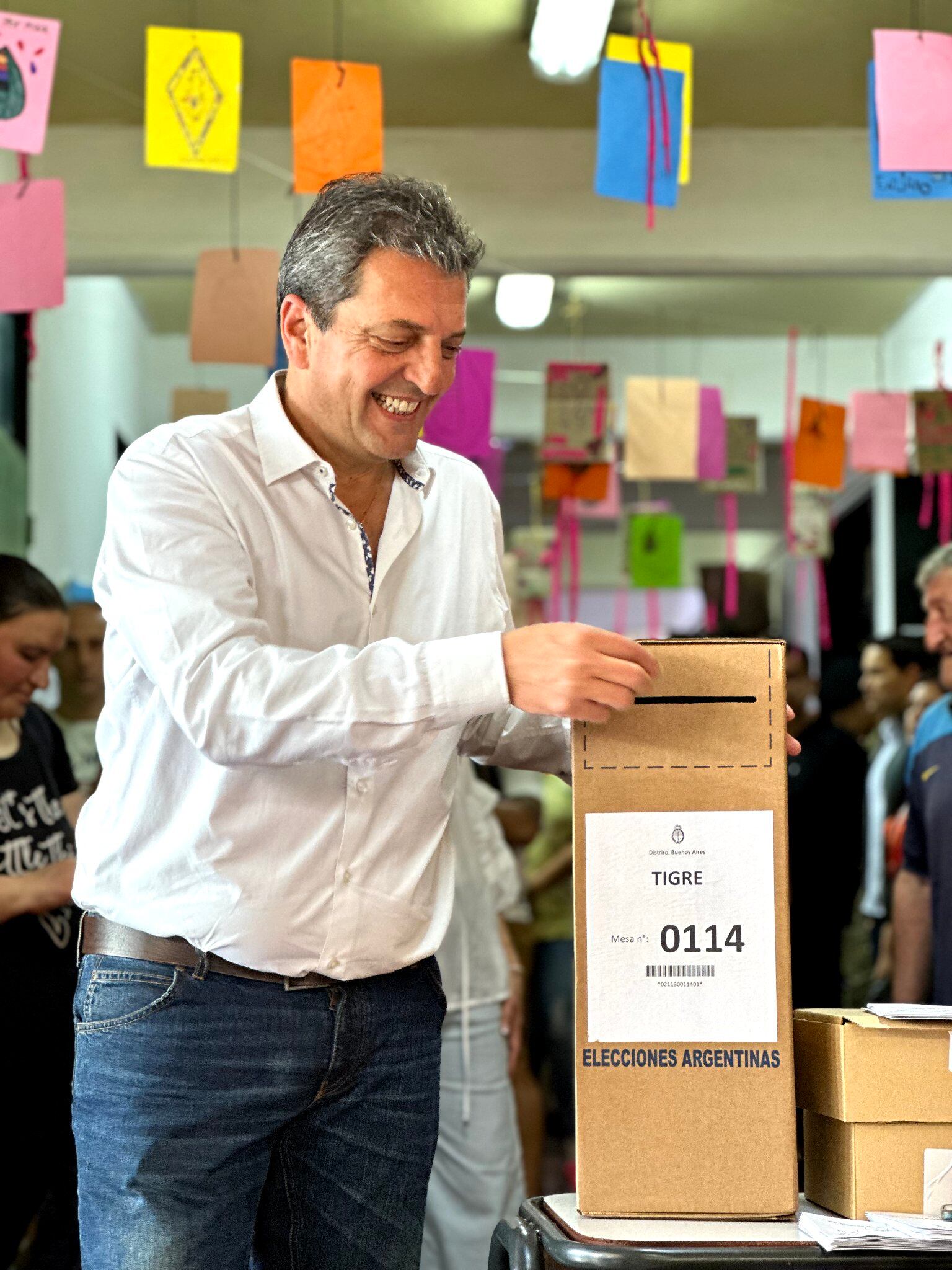 Sergio Massa depostia su voto en una urna en Tigre, en la provincia de Buenos Aires, el domingo 22 de octubre, en una imagen compartida en sus redes sociales.