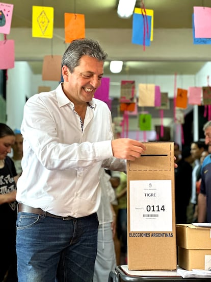 Sergio Massa depostia su voto en una urna en Tigre, en la provincia de Buenos Aires, el domingo 22 de octubre, en una imagen compartida en sus redes sociales.