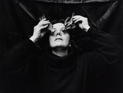 Autoretrato de la fotógrafa mexicana Graciela Iturbide.