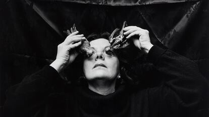 Autoretrato de la fotógrafa mexicana Graciela Iturbide.