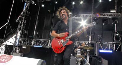 Sergio Vinad, guitarrista y cantante de Tachenko en un momento de su actuacin.