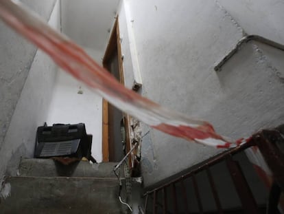 Interior de la casa de Manresa ocupada en la que presuntamente se ha producido la violación.