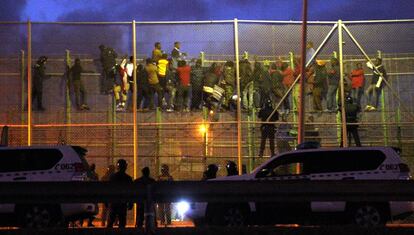 Salto colectivo a la valla de Melilla, en octubre de 2014.