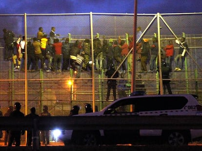 Salto colectivo a la valla de Melilla, en octubre de 2014.