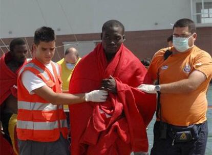 Cruz Roja atiende a uno de los seis<i> sin papeles</i> llegados ayer a Estepona (Málaga).