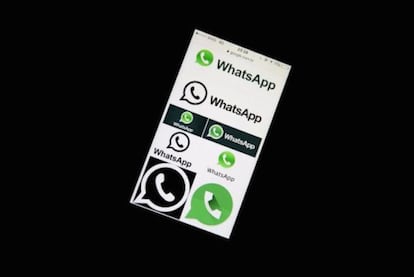 Diferentes logótipos de WhatsApp. Foto: Nacho Doze (REUTERS)