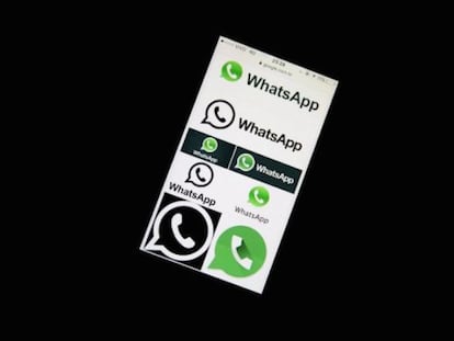 Diferentes logótipos de WhatsApp. Foto: Nacho Doze (REUTERS)