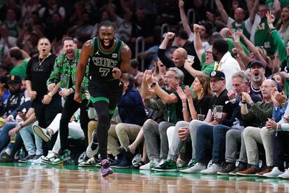 Jaylen Brown, de los Celtics de Boston, celebra una de sus canastas durante el partido de este jueves contra los Indiana Pacers.