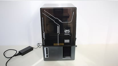 The Elegoo Mars 5 Ultra 3D printer incorporates intelligent sensors and is the one that stands out the most for its printing quality.