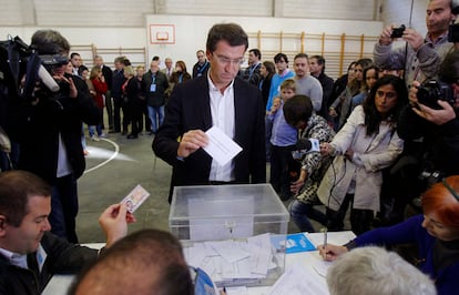 Alberto Nuñez Feijoo, candidato del PP a las elecciones gallegas ejerciendo su voto