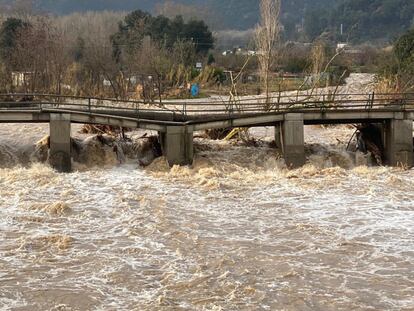 Destrozos en el puente del antiguo ferrocarril de Anglès en la riera de Osor (Girona).